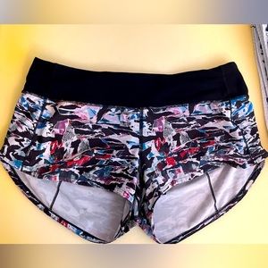 PRINTED LULULEMON SPEEDUP SHORTS SIZE 6